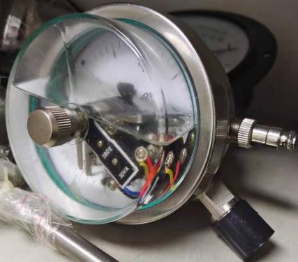 耐震電接點(diǎn)壓力表YTNXC-100/150,1.6級(jí),-0.1-0-60MPA 耐震電接點(diǎn)壓力表YTNXC-100/150,1.6級(jí),-0.1-0-60MPA